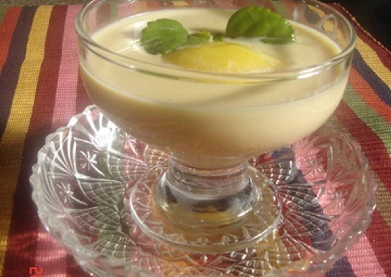 Sorbete de mandarina o naranja con sopa de chocolate blanco<br />
