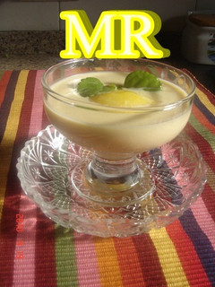 Una foto de Sopa de chocolate blanco con sorbete de mandarina o naranja