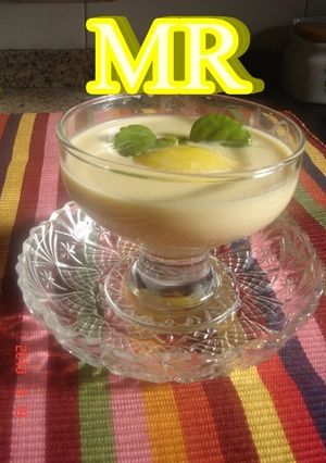 Una foto de Sopa de chocolate blanco con sorbete de mandarina o naranja