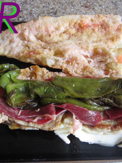 Una foto de Bocadillo de serranito ibérico