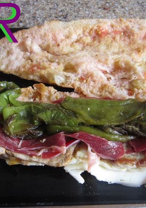 Una foto de Bocadillo de serranito ibérico