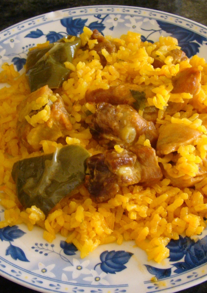Una foto de Paella de conejo y costilla de cerdo