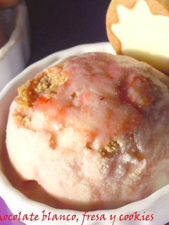 Una foto de Helado de chocolate blanco y mermelada de fresa