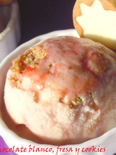 Una foto de Helado de chocolate blanco y mermelada de fresa