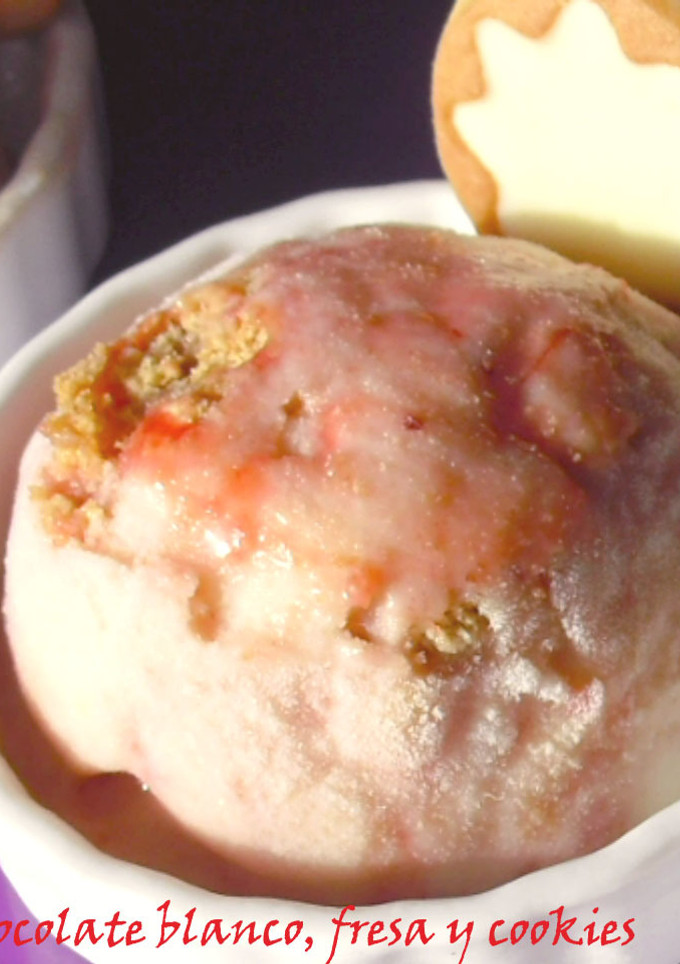 Una foto de Helado de chocolate blanco y mermelada de fresa