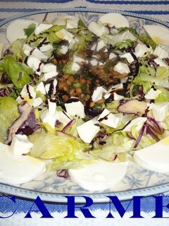Una foto de Ensalada con lentejas y queso fresco