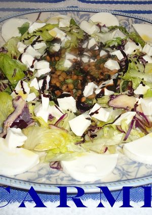 Una foto de Ensalada con lentejas y queso fresco