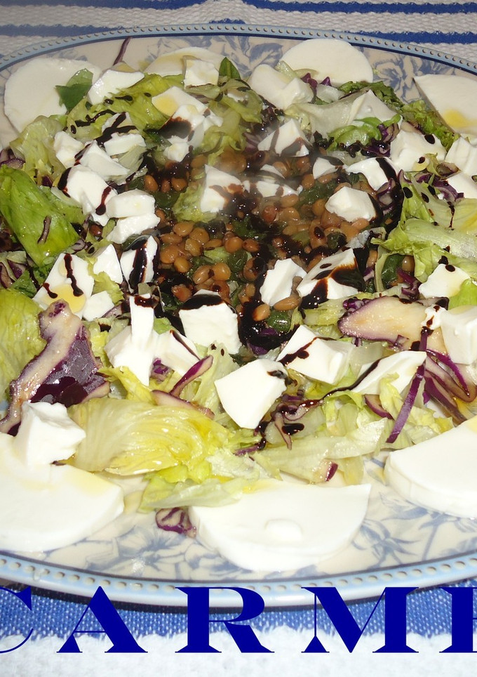 Una foto de Ensalada con lentejas y queso fresco