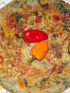 Una foto de Tortilla de pimientos de colores con acelgas