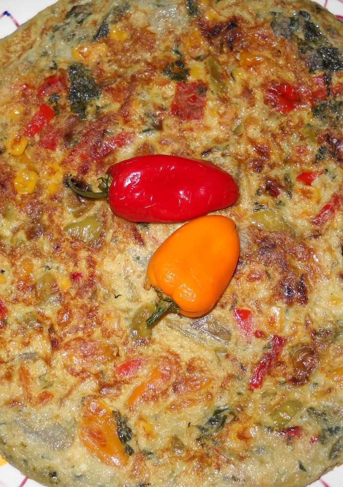 Una foto de Tortilla de pimientos de colores con acelgas