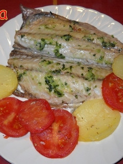Una foto de Caballas al horno con patatas y tomates