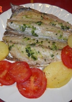 Una foto de Caballas al horno con patatas y tomates