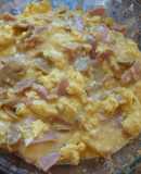 Revuelto de huevo con jamón, queso y champiñones