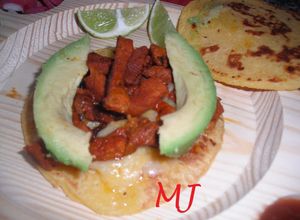 Una foto de Tacos de carne adobada con jugo de naranja y piña