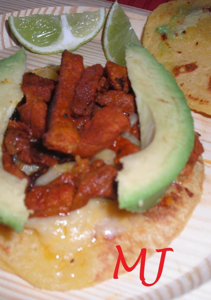 Una foto de Tacos de carne adobada con jugo de naranja y piña