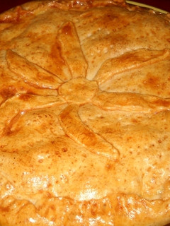 Una foto de Empanada de sardinas, pimientos rojos y huevos duros