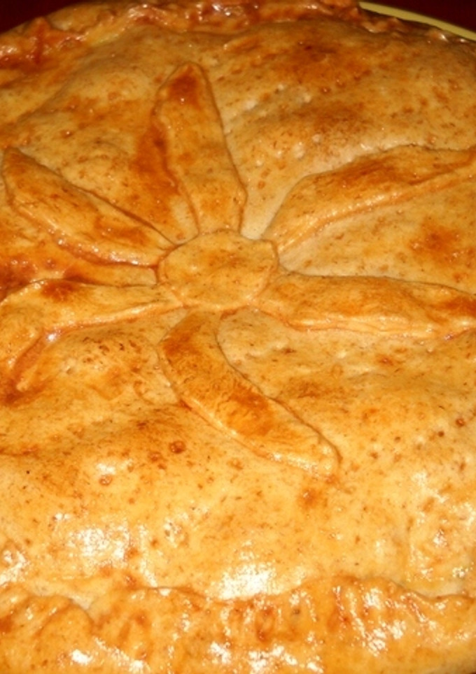 Una foto de Empanada de sardinas, pimientos rojos y huevos duros