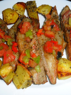Una foto de Matambre al horno con papas al orégano y ensalada chimichurri