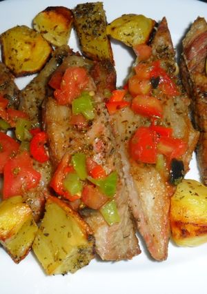 Una foto de Matambre al horno con papas al orégano y ensalada chimichurri