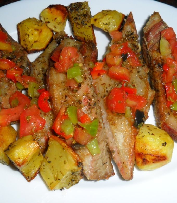Foto principal de Matambre al horno con papas al orégano y ensalada chimichurri
