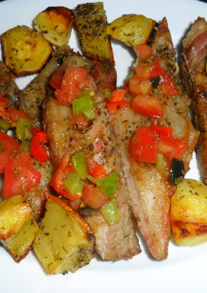 Una foto de Matambre al horno con papas al orégano y ensalada chimichurri