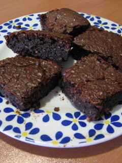 Una foto de Brownie con almendra