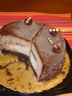 Una foto de Pastel de chocolate relleno de nieve de chocolate