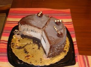 Una foto de Pastel de chocolate relleno de nieve de chocolate