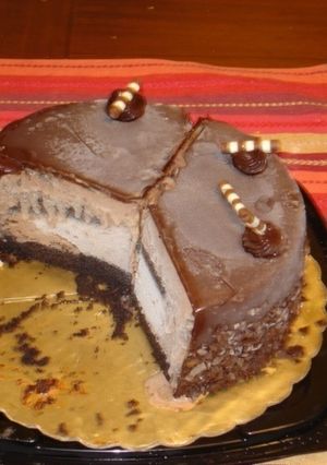 Una foto de Pastel de chocolate relleno de nieve de chocolate