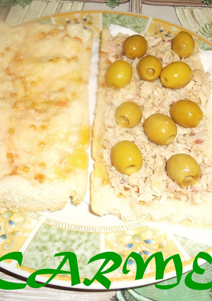 Una foto de Bocadillo de atún y aceitunas rellenas