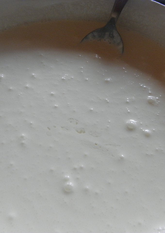 Una foto de Leche evaporada casera con leche líquida