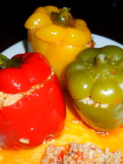 Una foto de Pimientos tricolor rellenos en salsa de tomate