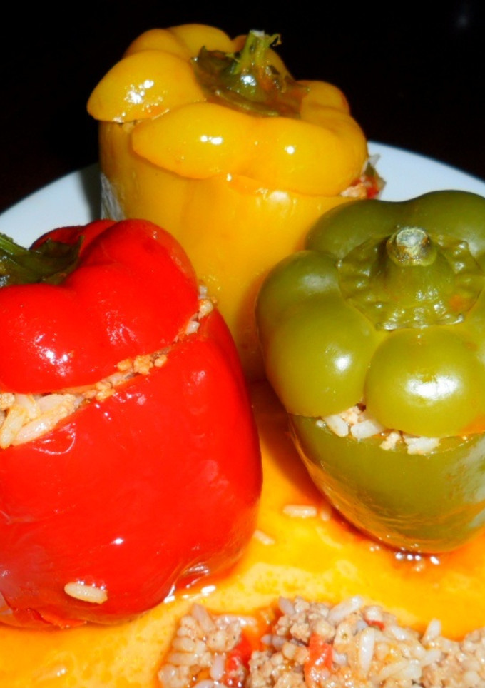 Una foto de Pimientos tricolor rellenos en salsa de tomate