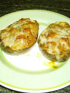 Una foto de Berenjenas rellenas de carne y verduras