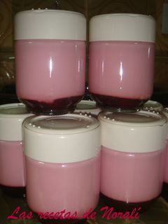 Una foto de Yogurt de frutilla con pulpa (en yogurtera)