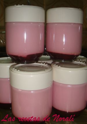 Una foto de Yogurt de frutilla con pulpa (en yogurtera)