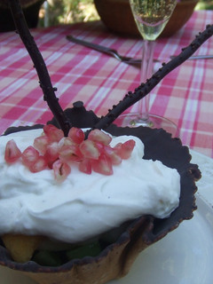 Una foto de Cestillo de chocolate con macedonia de frutas y crema de queso