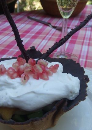 Una foto de Cestillo de chocolate con macedonia de frutas y crema de queso