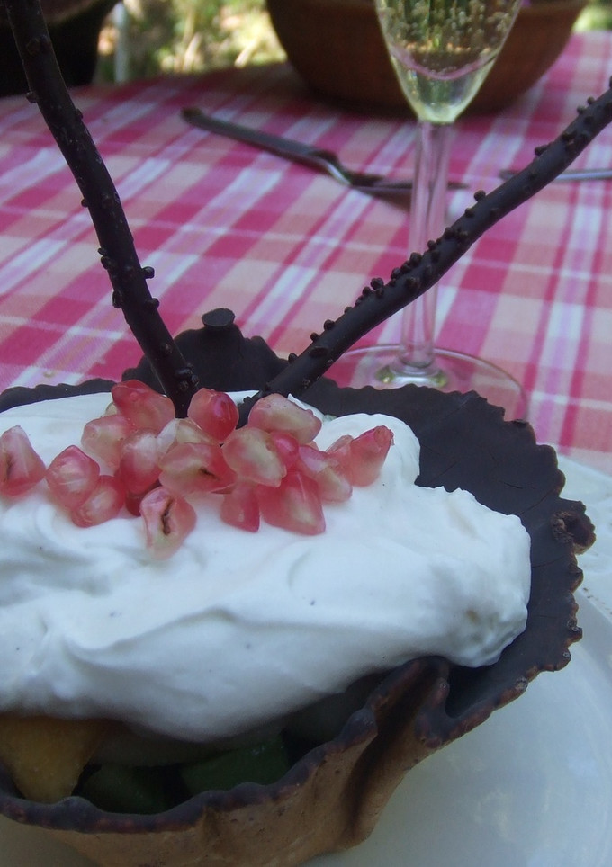 Una foto de Cestillo de chocolate con macedonia de frutas y crema de queso