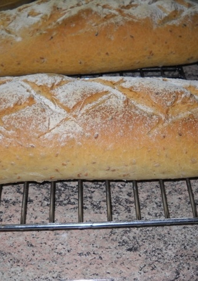 Una foto de Barras de pan blanco con salvado y semillas de lino doradas