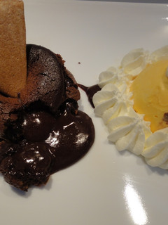 Una foto de Coulant o volcán de chocolate negro
