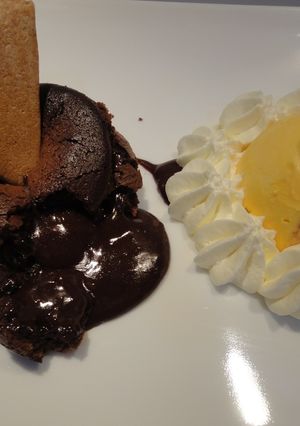 Una foto de Coulant o volcán de chocolate negro