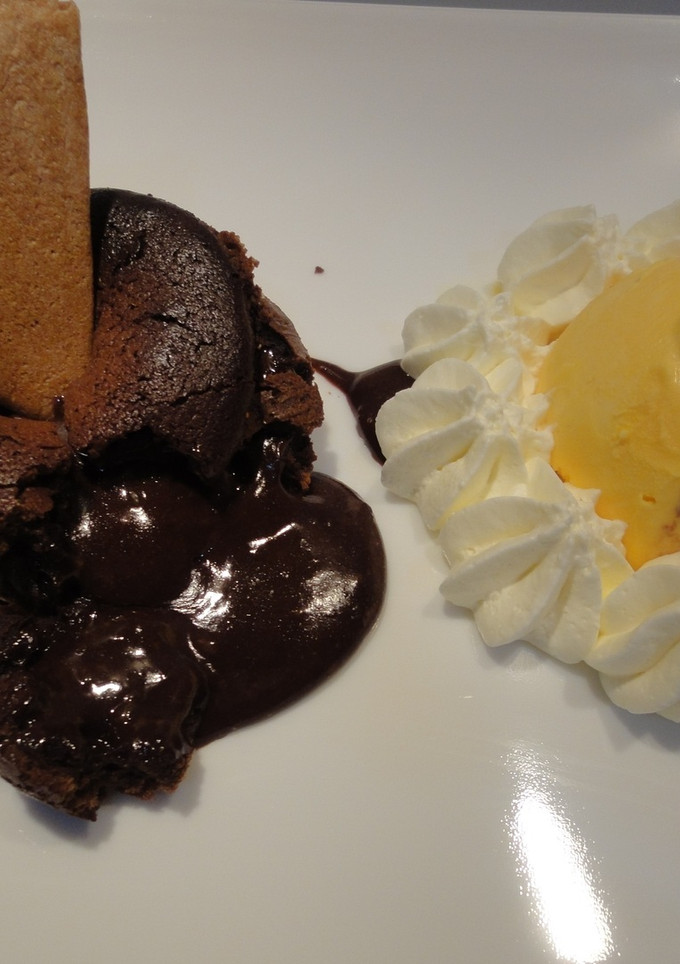 Una foto de Coulant o volcán de chocolate negro