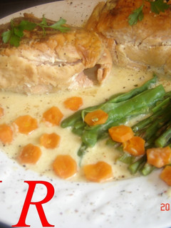 Una foto de Salmón relleno de su mouse con salsa de mango