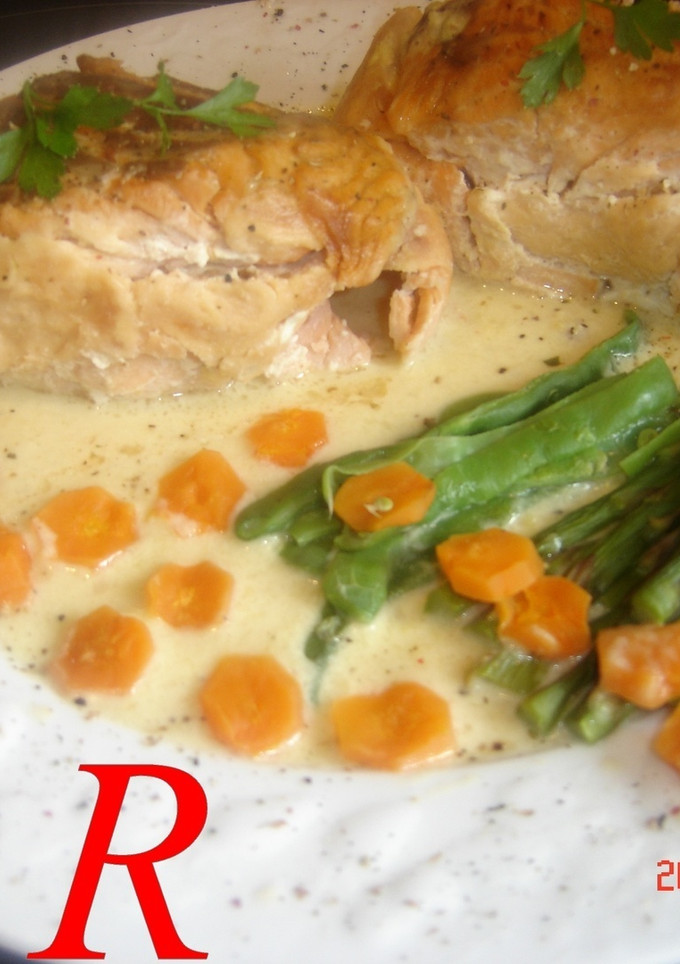 Una foto de Salmón relleno de su mouse con salsa de mango