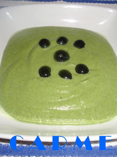Una foto de Crema de espinacas y aguacate