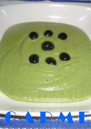 Una foto de Crema de espinacas y aguacate