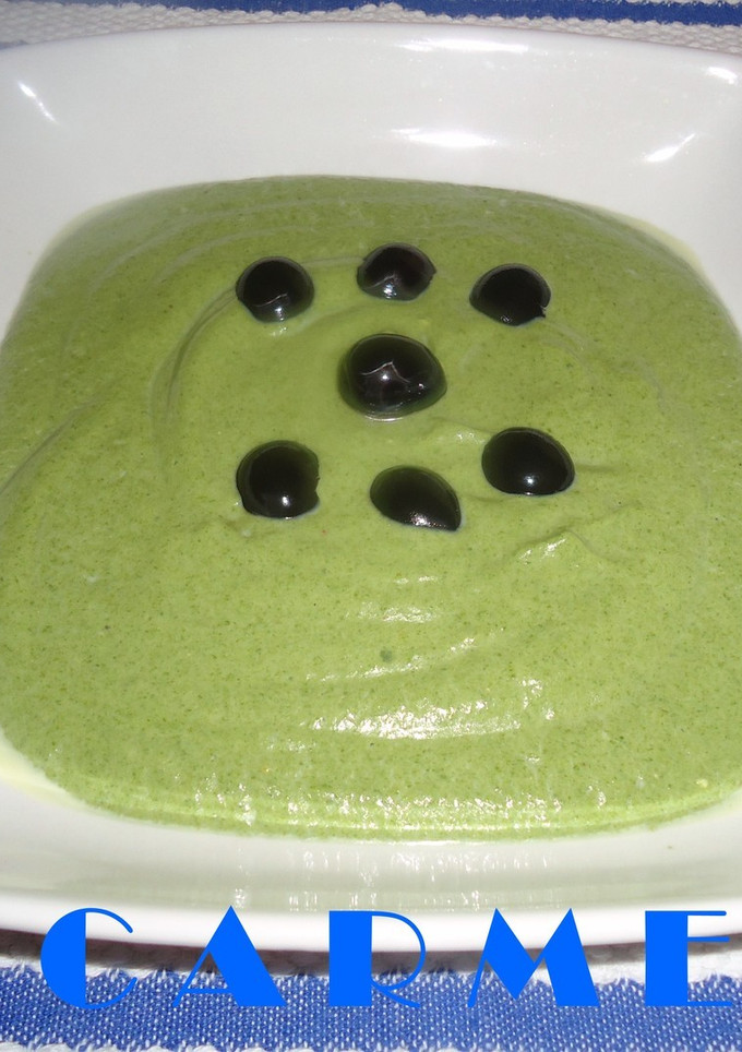 Una foto de Crema de espinacas y aguacate