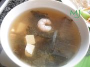 Una foto de sopa de miso con wakame