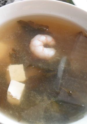 Una foto de Sopa miso con gamba
